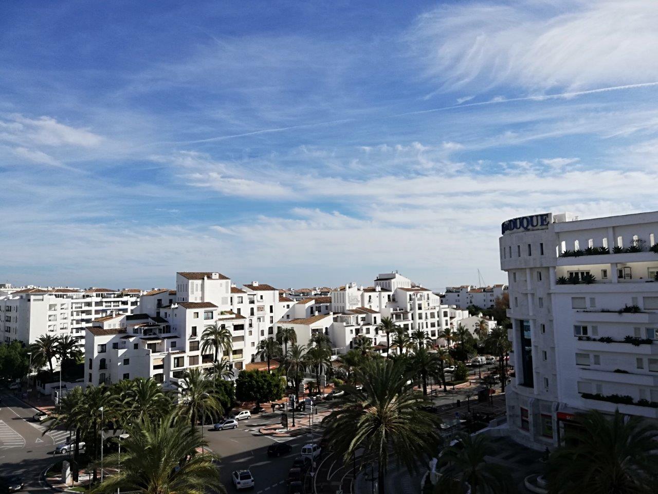 Grand penthouse, avec une grande terrasse et une vue magnifique sur Puerto Banus et quelques vues sur la distance de la mer.