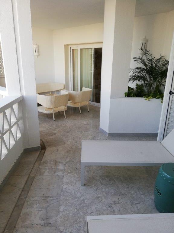 Underbar lägenhet på en fjärde våningen i 148 m2 användbar, i söderläge. Puerto Banus
