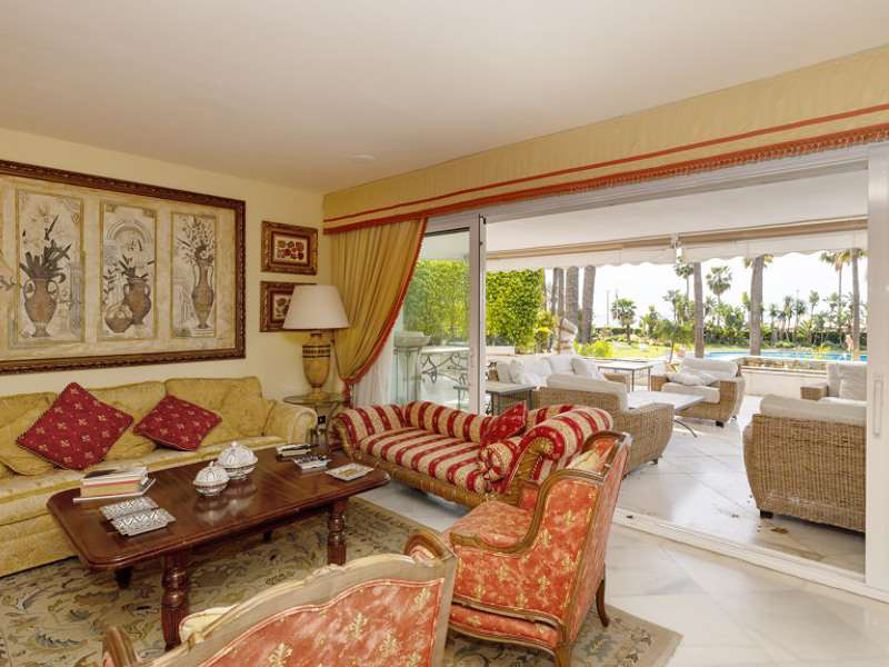 VERKAUFSPREISSENKUNG – LAG BEI 4.150.000€ UND JETZT BEI 3.850.000€. Küstenfront in Los Granados, Puerto Banus, Marbella.