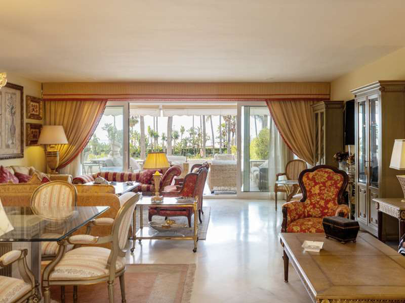 VERKAUFSPREISSENKUNG – LAG BEI 4.150.000€ UND JETZT BEI 3.850.000€. Küstenfront in Los Granados, Puerto Banus, Marbella.