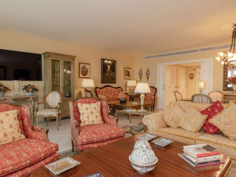 VERKAUFSPREISSENKUNG – LAG BEI 4.150.000€ UND JETZT BEI 3.850.000€. Küstenfront in Los Granados, Puerto Banus, Marbella.