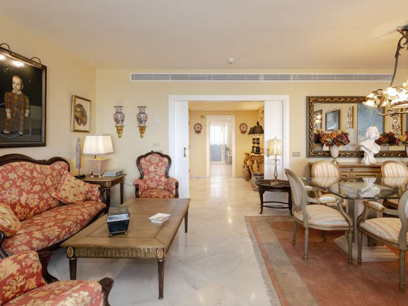 VERKAUFSPREISSENKUNG – LAG BEI 4.150.000€ UND JETZT BEI 3.850.000€. Küstenfront in Los Granados, Puerto Banus, Marbella.