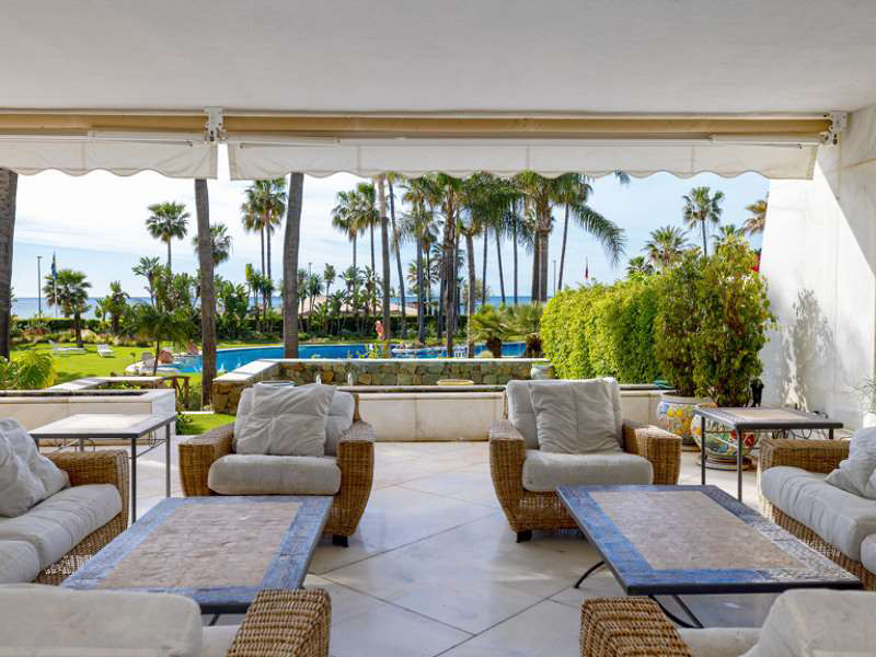 VERKAUFSPREISSENKUNG – LAG BEI 4.150.000€ UND JETZT BEI 3.850.000€. Küstenfront in Los Granados, Puerto Banus, Marbella.