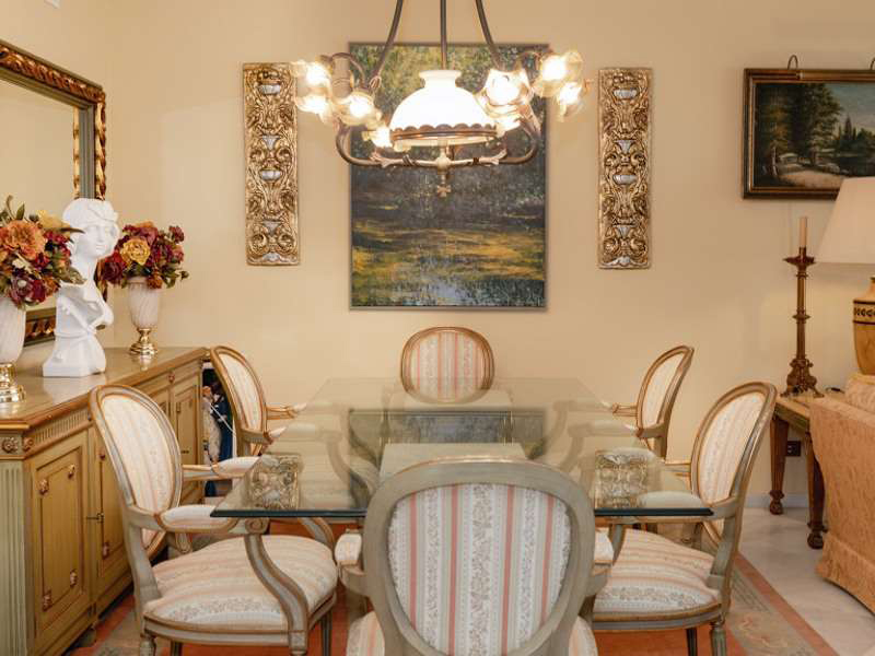 VERKAUFSPREISSENKUNG – LAG BEI 4.150.000€ UND JETZT BEI 3.850.000€. Küstenfront in Los Granados, Puerto Banus, Marbella.