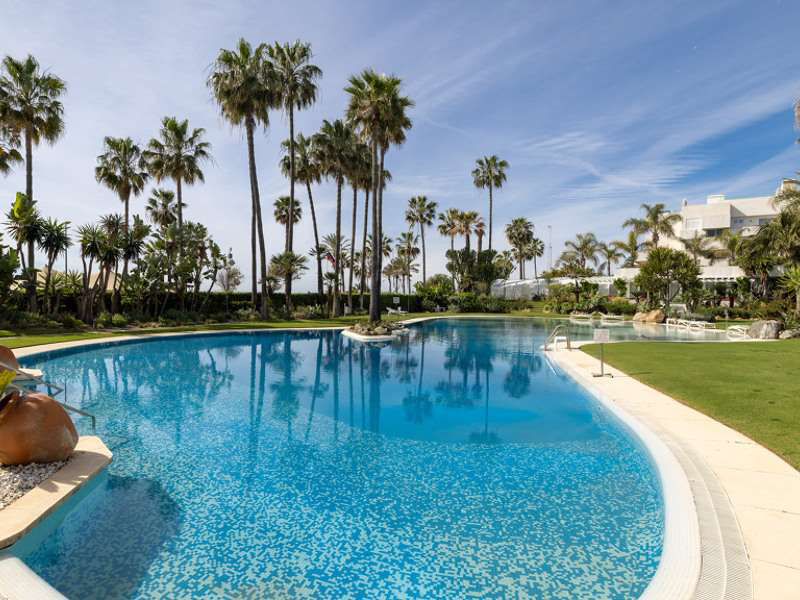 VERKAUFSPREISSENKUNG – LAG BEI 4.150.000€ UND JETZT BEI 3.850.000€. Küstenfront in Los Granados, Puerto Banus, Marbella.