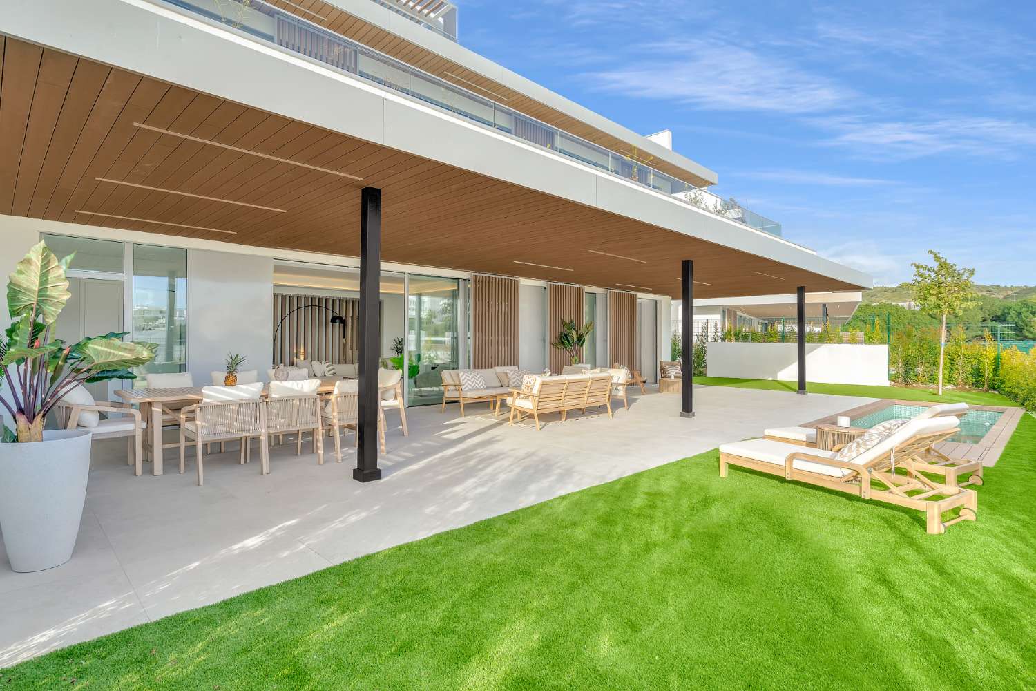 For sale, luxurious garden apartment with private pool, with 4 bedrooms, in Marbella East.