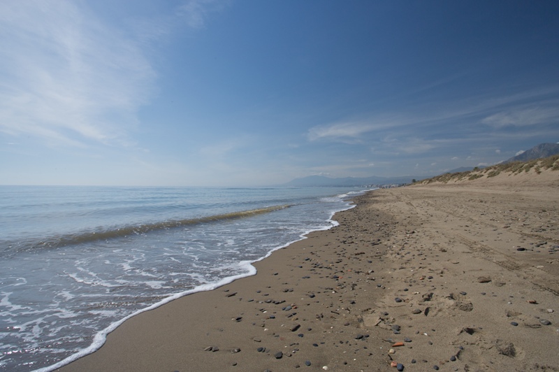 Xalet unifamiliar, en urbanització a primera línia de platja. Piscina privada i seguretat les 24 hores. Marbella
