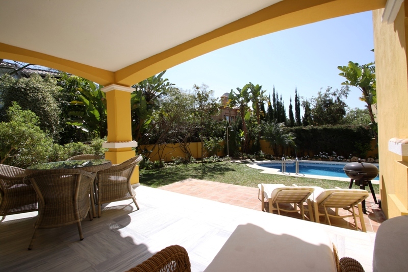 Fristående villa, i Urbanisering på stranden. Privat pool och 24 timmars bevakning. Marbella