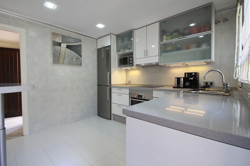 Xalet unifamiliar, en urbanització a primera línia de platja. Piscina privada i seguretat les 24 hores. Marbella