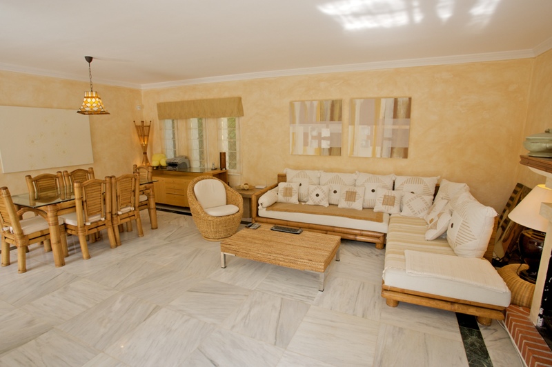 Xalet unifamiliar, en urbanització a primera línia de platja. Piscina privada i seguretat les 24 hores. Marbella