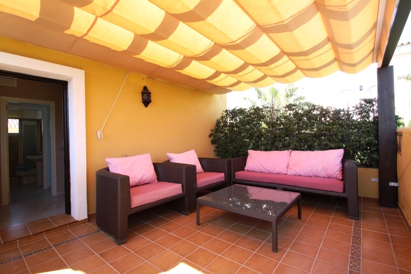 Xalet unifamiliar, en urbanització a primera línia de platja. Piscina privada i seguretat les 24 hores. Marbella