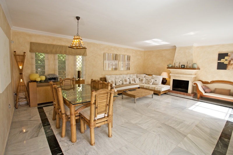 Xalet unifamiliar, en urbanització a primera línia de platja. Piscina privada i seguretat les 24 hores. Marbella