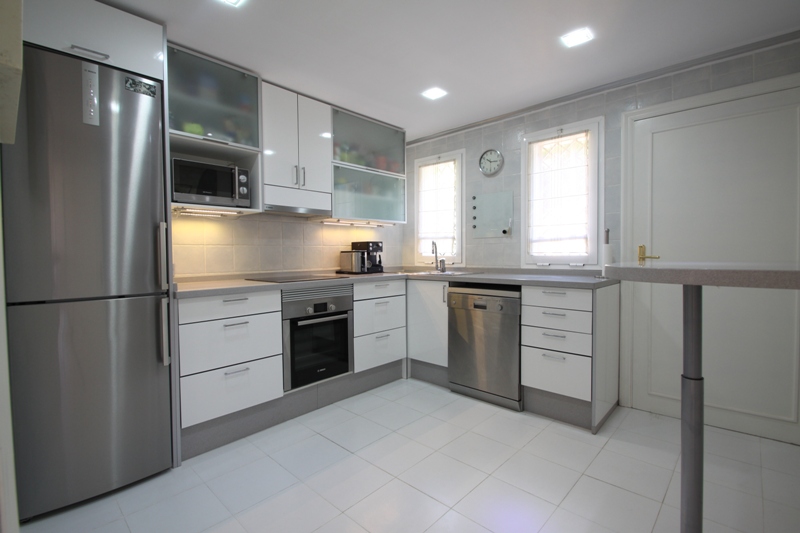 Xalet unifamiliar, en urbanització a primera línia de platja. Piscina privada i seguretat les 24 hores. Marbella