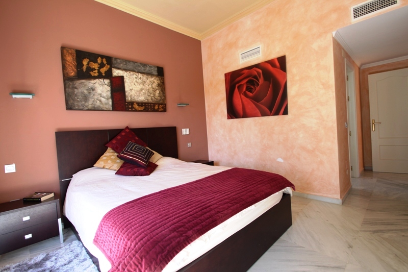 Xalet unifamiliar, en urbanització a primera línia de platja. Piscina privada i seguretat les 24 hores. Marbella