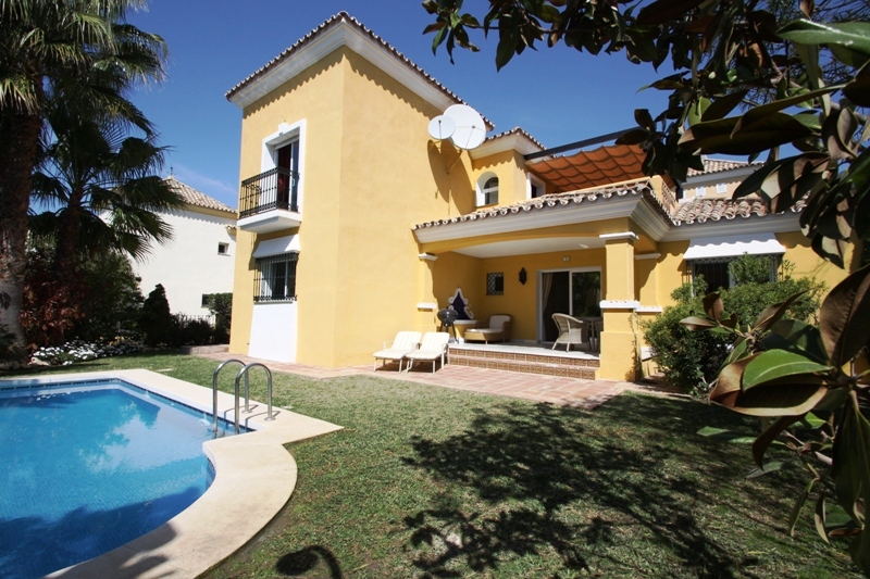 Freistehende Villa, in Urbanisation am Strand. Privater Pool und 24-Stunden-Sicherheit. Marbella