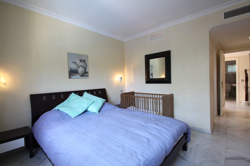 Xalet unifamiliar, en urbanització a primera línia de platja. Piscina privada i seguretat les 24 hores. Marbella