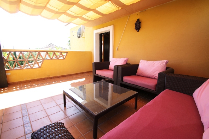 Xalet unifamiliar, en urbanització a primera línia de platja. Piscina privada i seguretat les 24 hores. Marbella