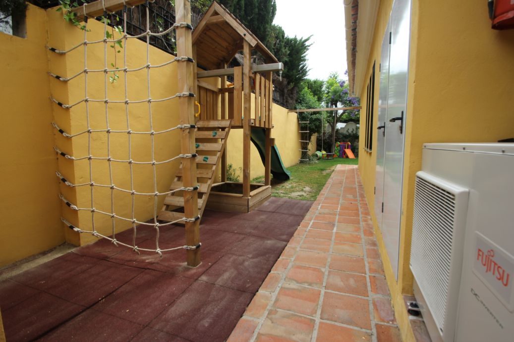 Xalet unifamiliar, en urbanització a primera línia de platja. Piscina privada i seguretat les 24 hores. Marbella