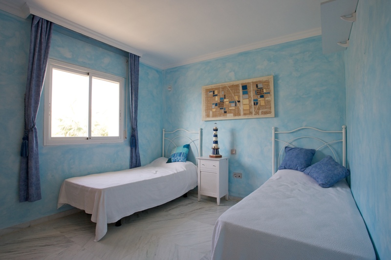 Xalet unifamiliar, en urbanització a primera línia de platja. Piscina privada i seguretat les 24 hores. Marbella