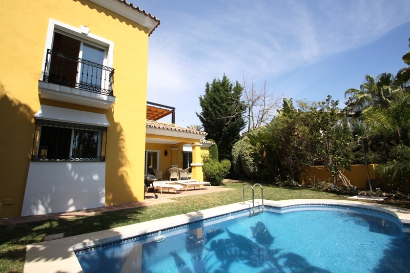 Vrijstaande villa, in Urbanization aan het strand. Privézwembad en 24 uur per dag beveiliging. Marbella