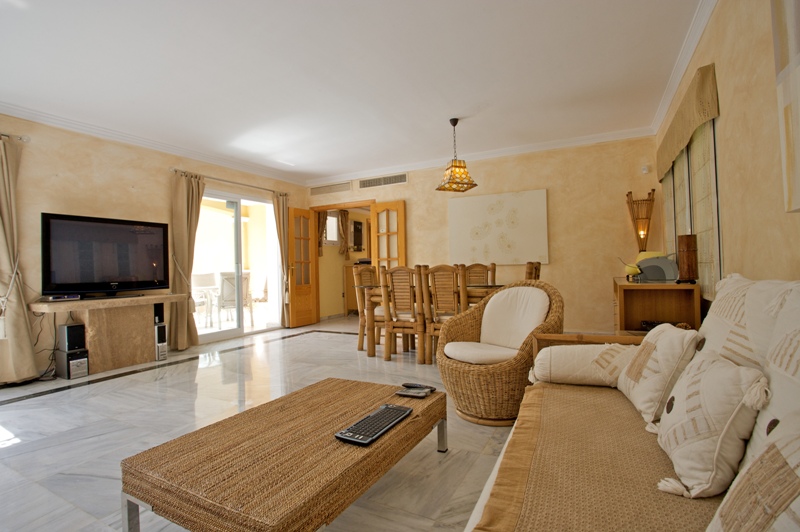 Xalet unifamiliar, en urbanització a primera línia de platja. Piscina privada i seguretat les 24 hores. Marbella