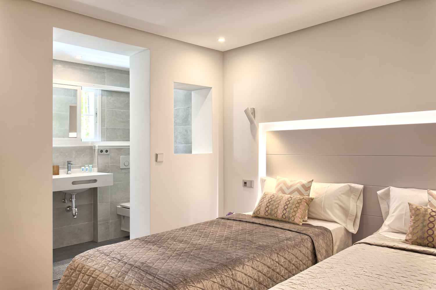 5 habitacions dobles, piscina privada, WiFi, Netflix. Vistes increïbles a la muntanya de la Concha