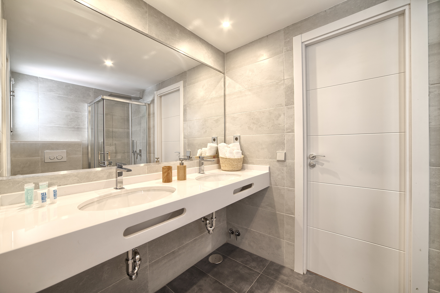 5 habitacions dobles, piscina privada, WiFi, Netflix. Vistes increïbles a la muntanya de la Concha