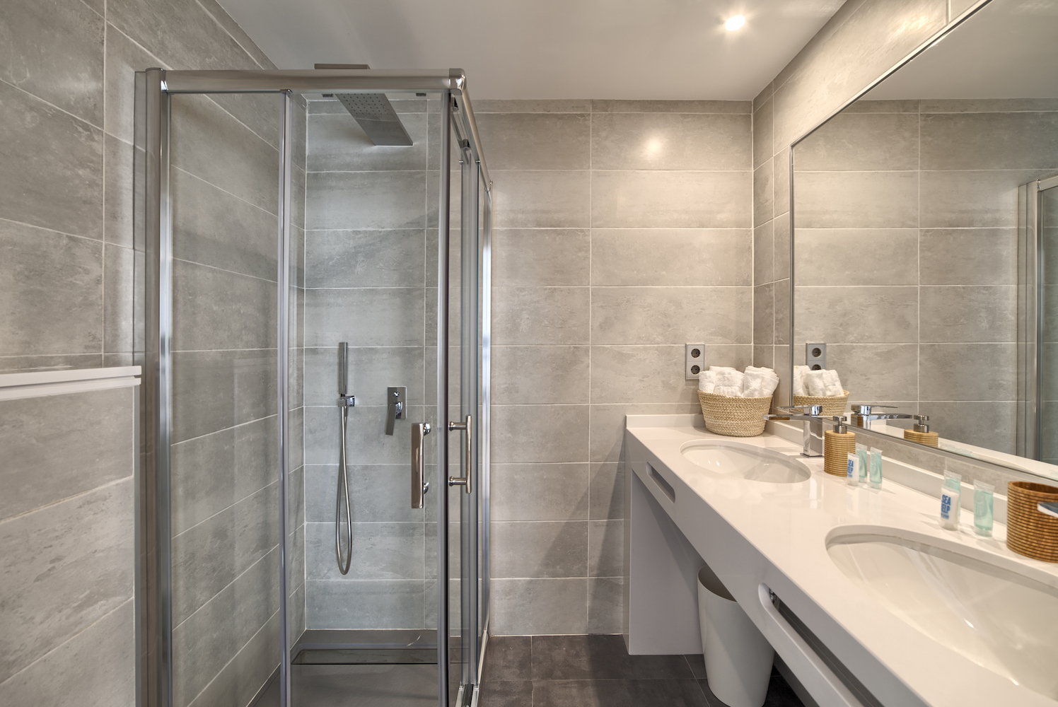 5 habitacions dobles, piscina privada, WiFi, Netflix. Vistes increïbles a la muntanya de la Concha