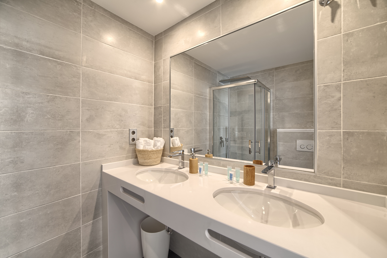 5 habitacions dobles, piscina privada, WiFi, Netflix. Vistes increïbles a la muntanya de la Concha