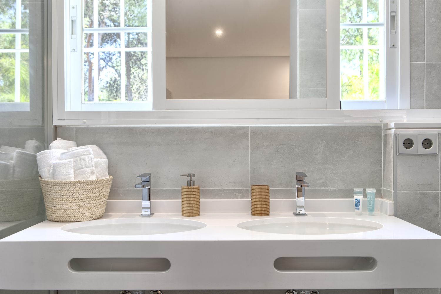 5 habitacions dobles, piscina privada, WiFi, Netflix. Vistes increïbles a la muntanya de la Concha