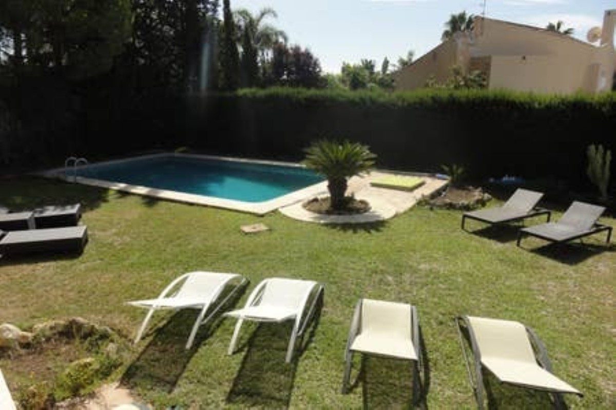 Holiday homes with It has WIFI. private pools, 5 bedrooms, 4 bathrooms and 1 guest toilet.