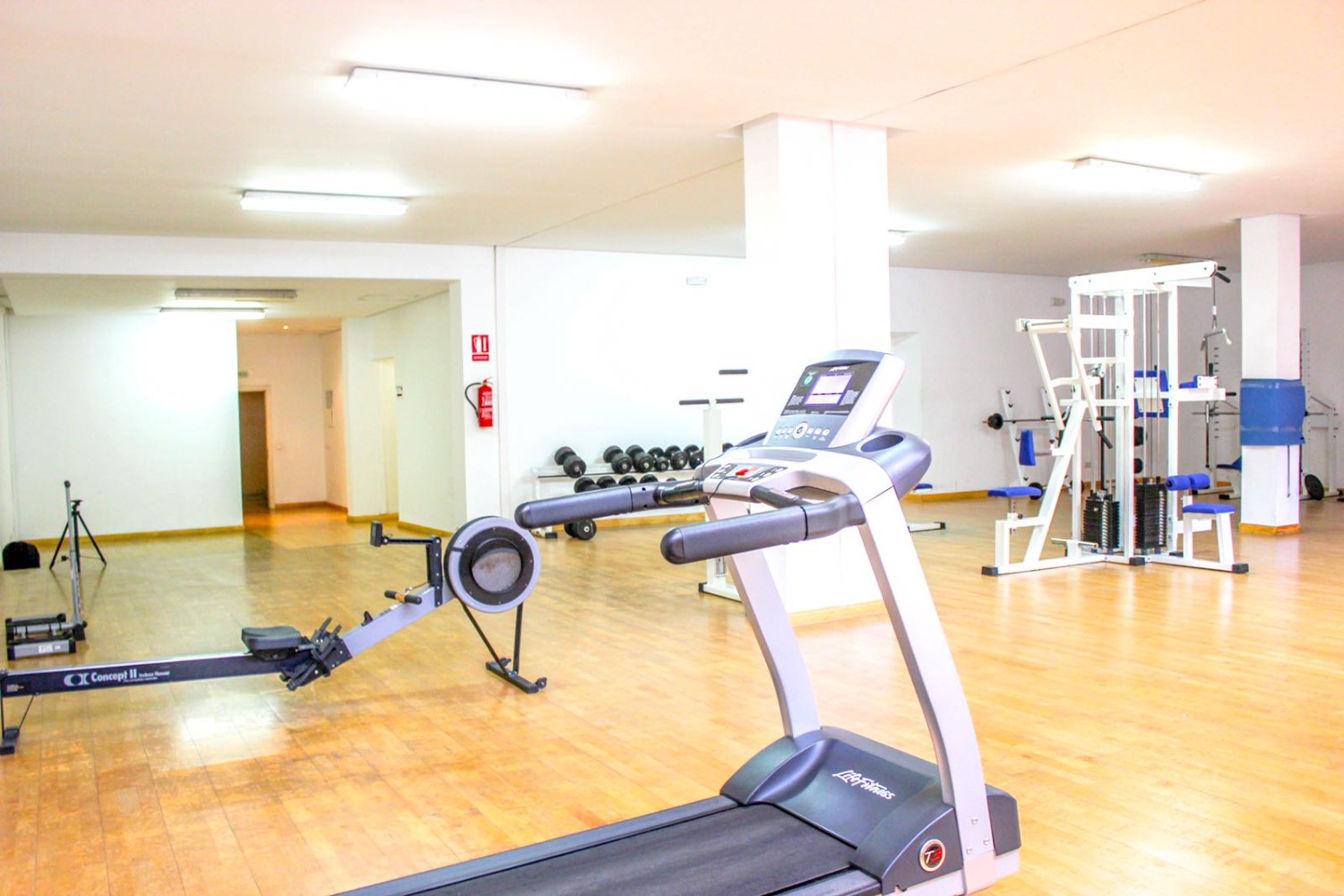 Steps from the beach and all kinds of services and entertainment. Fifth floor 2 bedrooms. Puerto Banus