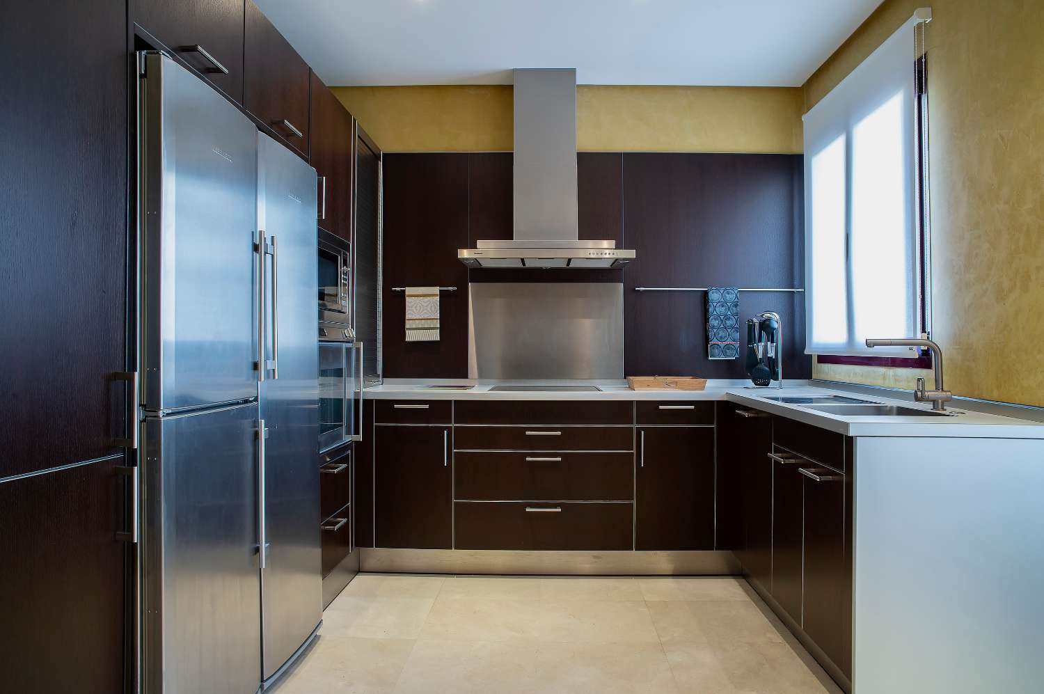 Access to the beach, large apartment of 224 m2 built, 2 garages and 2 storage rooms. Absorbing views!