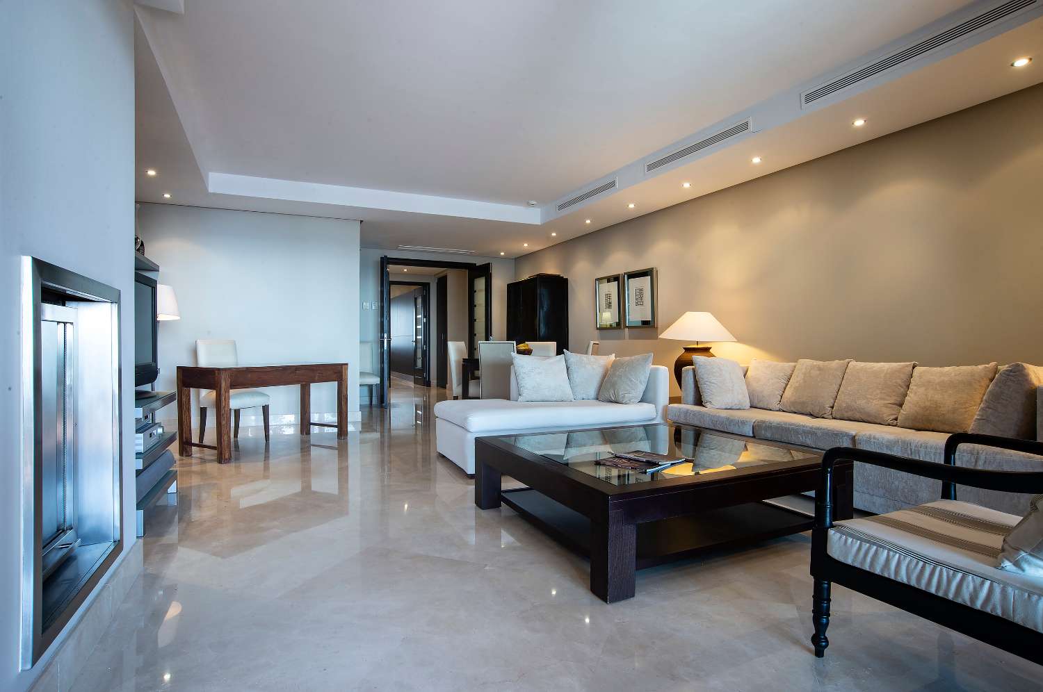 Access to the beach, large apartment of 224 m2 built, 2 garages and 2 storage rooms. Absorbing views!