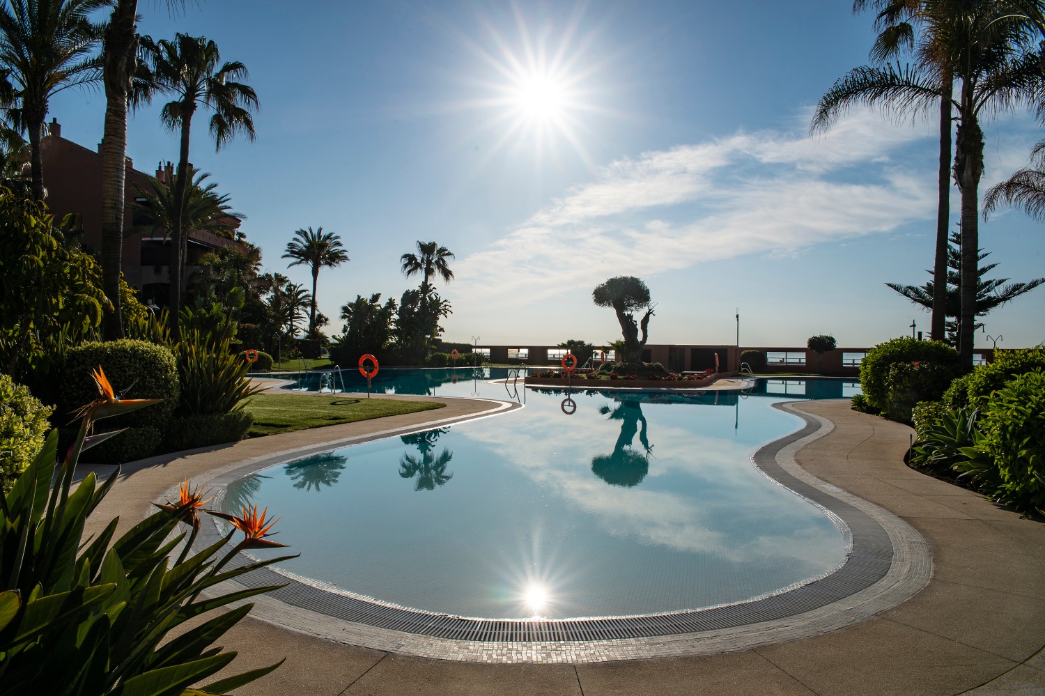 Access to the beach, large apartment of 224 m2 built, 2 garages and 2 storage rooms. Absorbing views!