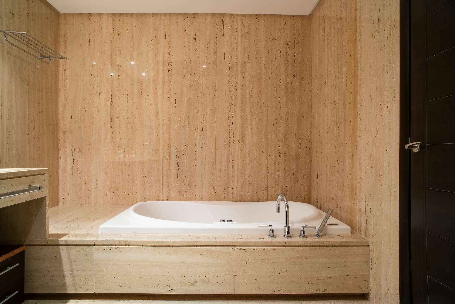 Access to the beach, large apartment of 224 m2 built, 2 garages and 2 storage rooms. Absorbing views!