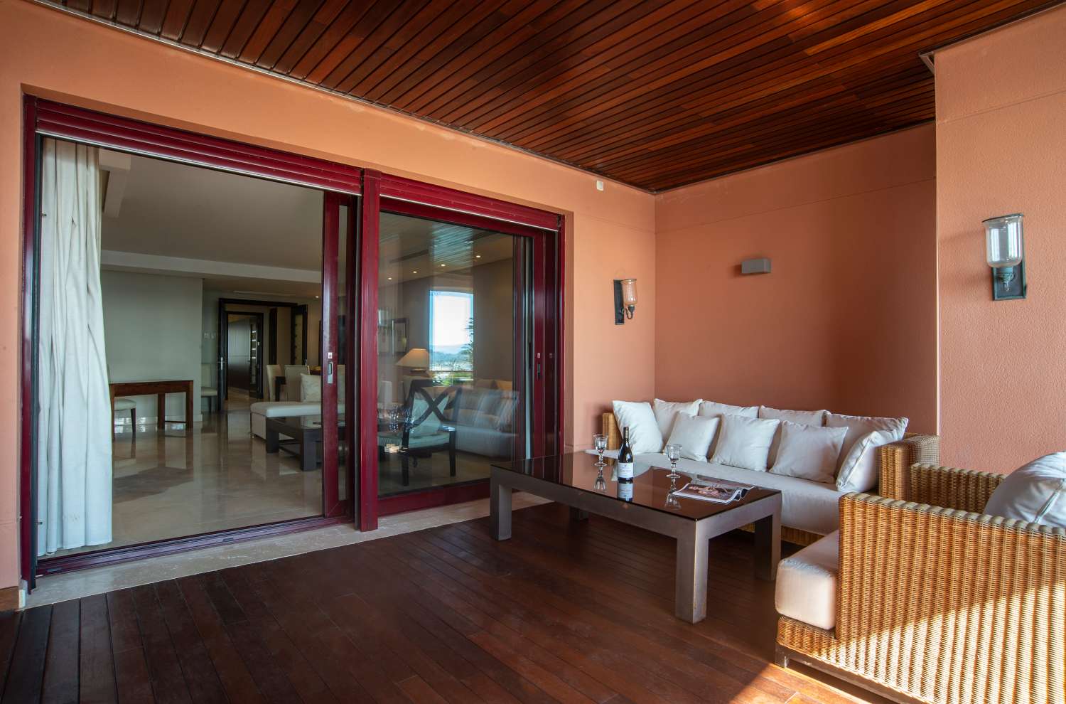 Access to the beach, large apartment of 224 m2 built, 2 garages and 2 storage rooms. Absorbing views!