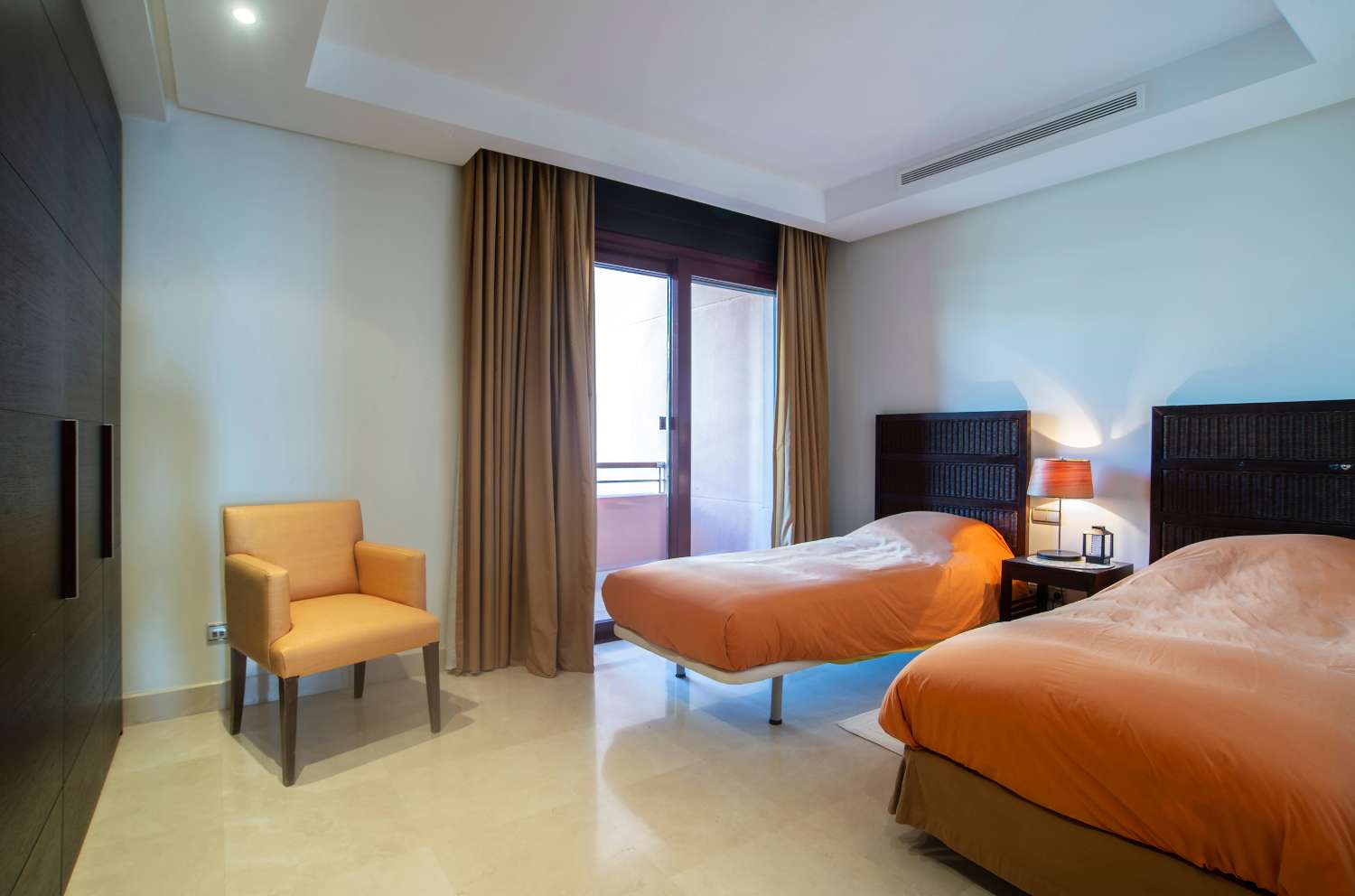 Access to the beach, large apartment of 224 m2 built, 2 garages and 2 storage rooms. Absorbing views!