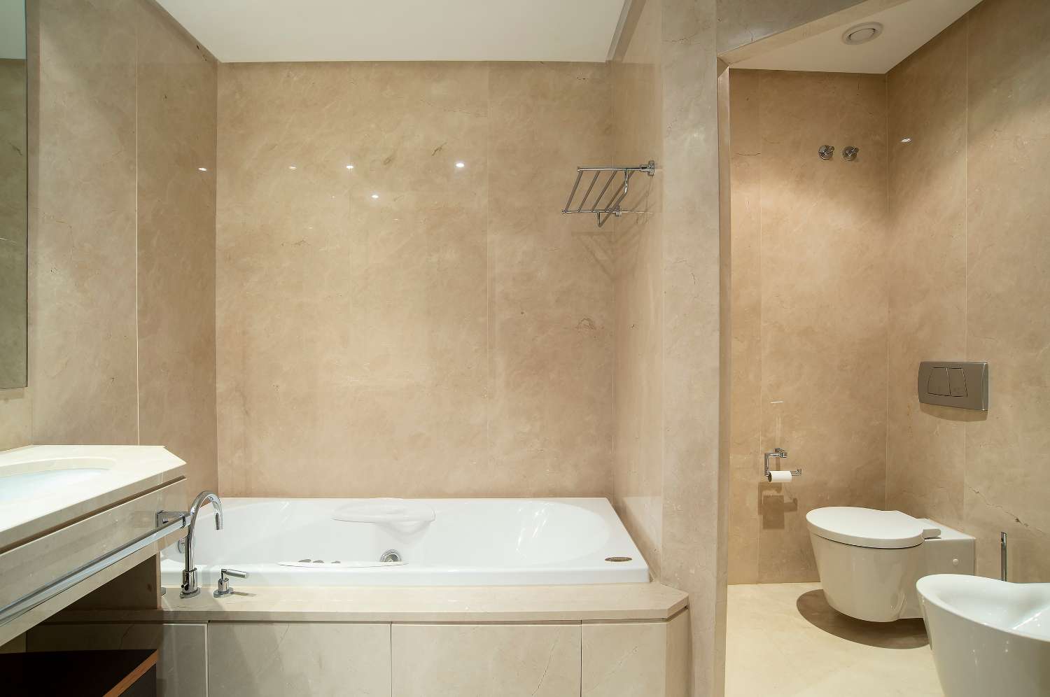 Access to the beach, large apartment of 224 m2 built, 2 garages and 2 storage rooms. Absorbing views!