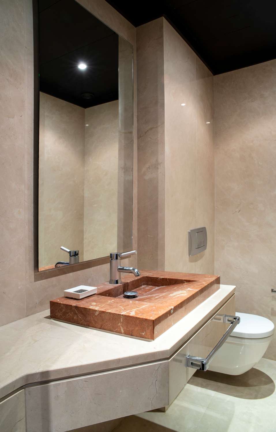 Access to the beach, large apartment of 224 m2 built, 2 garages and 2 storage rooms. Absorbing views!