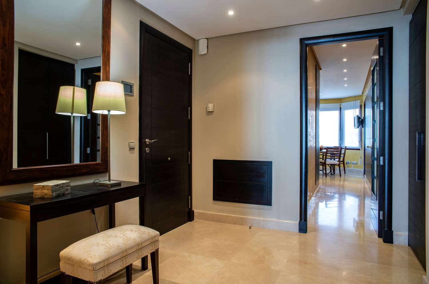 Access to the beach, large apartment of 224 m2 built, 2 garages and 2 storage rooms. Absorbing views!