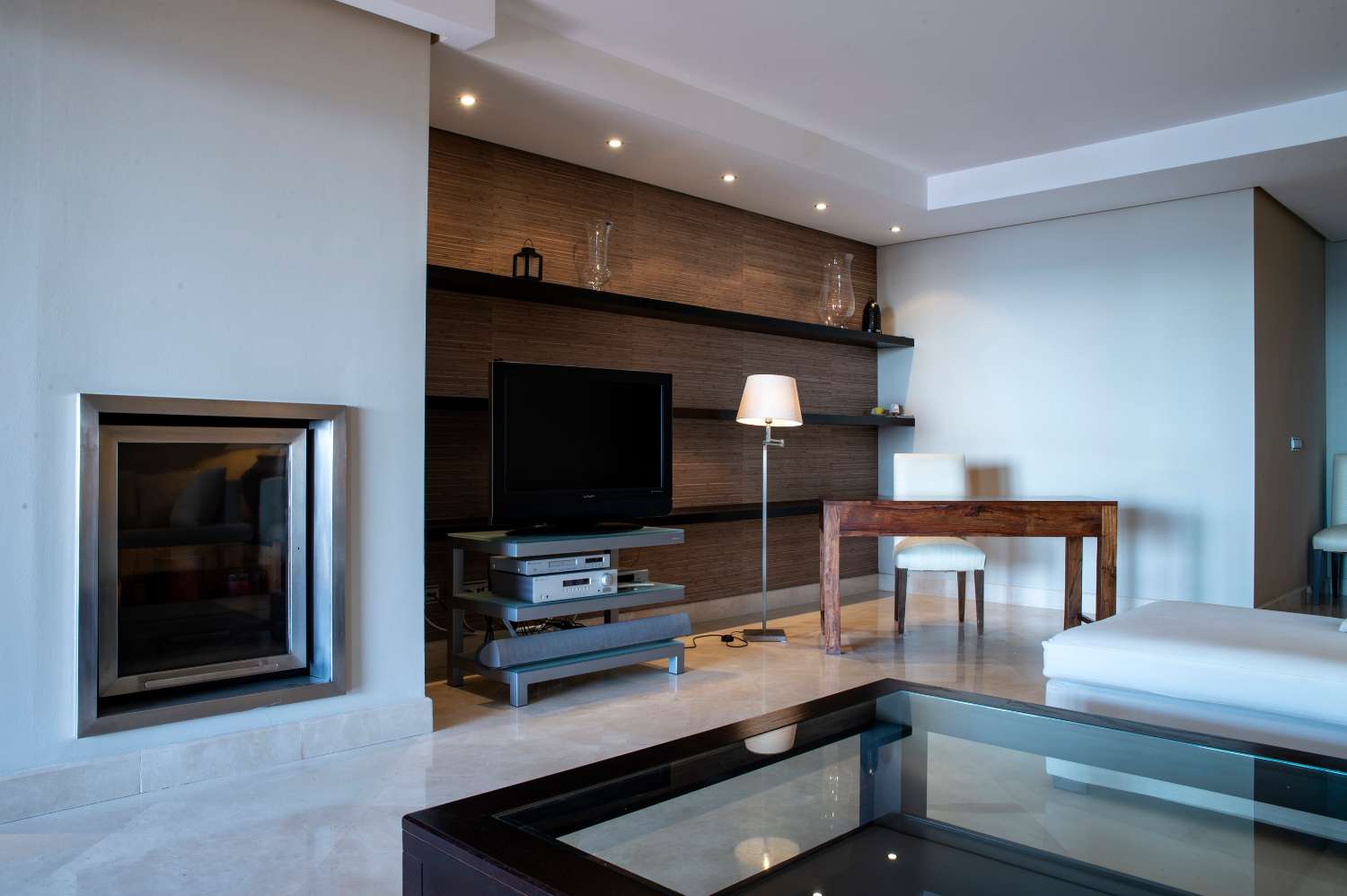 Access to the beach, large apartment of 224 m2 built, 2 garages and 2 storage rooms. Absorbing views!