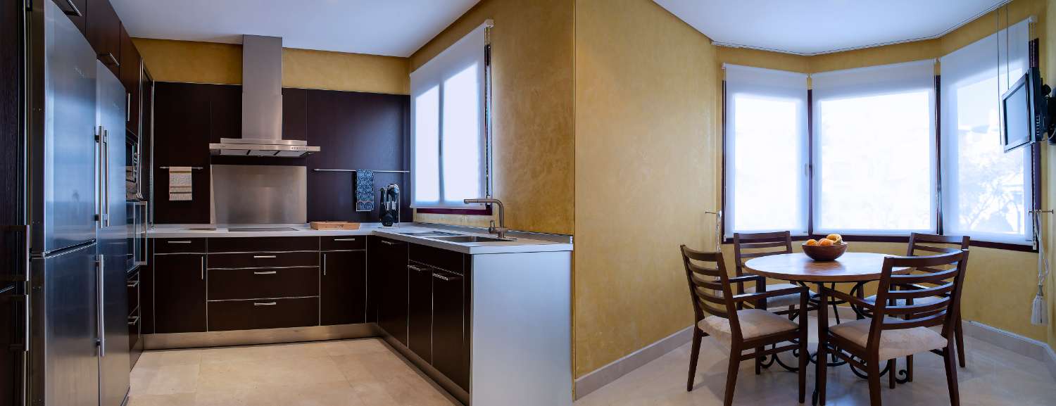 Access to the beach, large apartment of 224 m2 built, 2 garages and 2 storage rooms. Absorbing views!