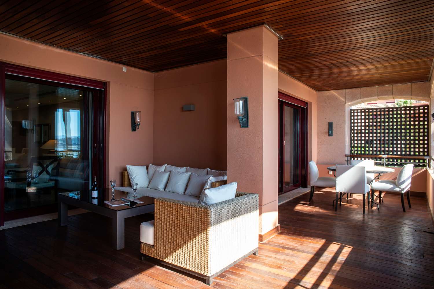 Access to the beach, large apartment of 224 m2 built, 2 garages and 2 storage rooms. Absorbing views!