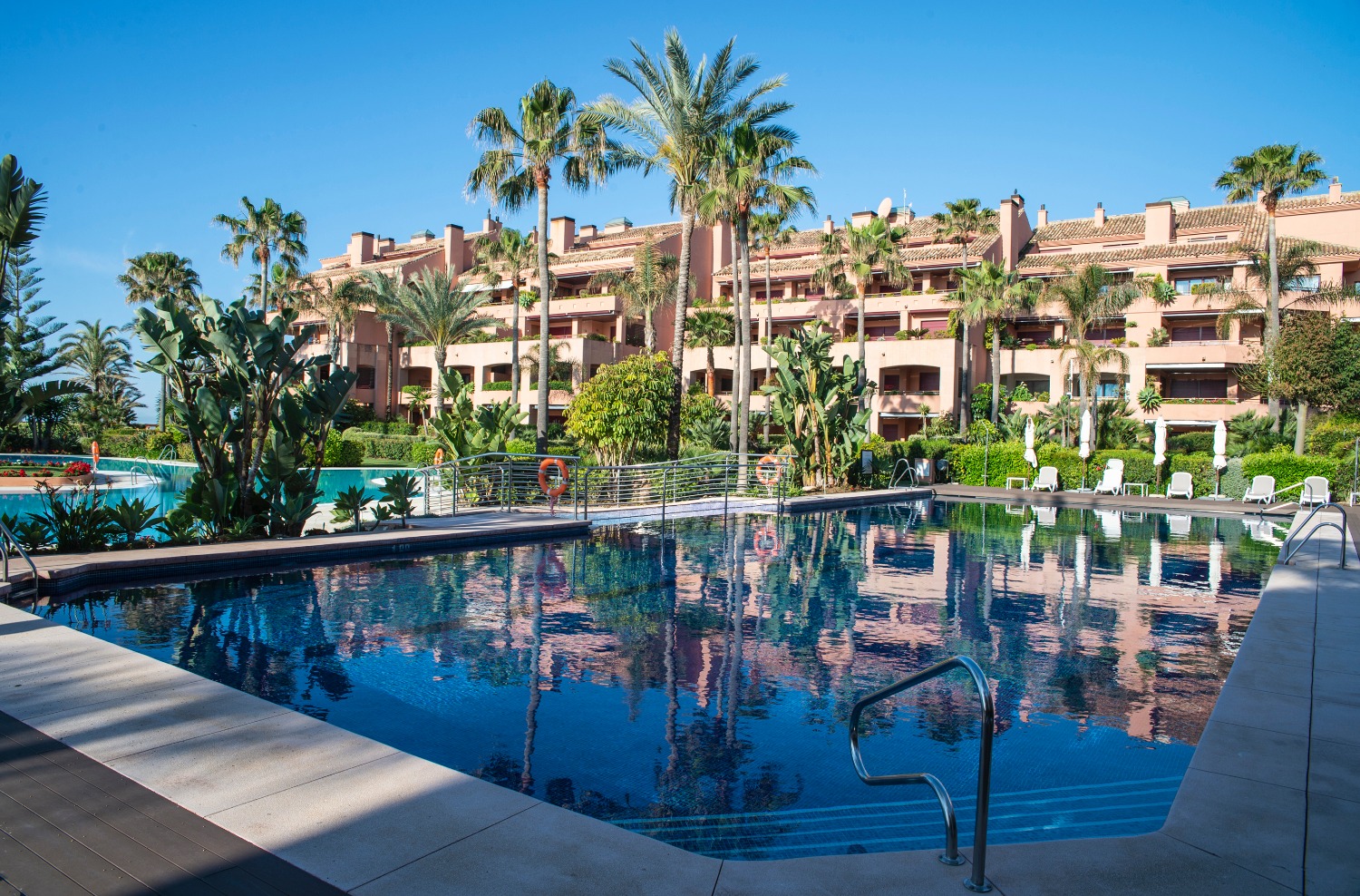 Access to the beach, large apartment of 224 m2 built, 2 garages and 2 storage rooms. Absorbing views!