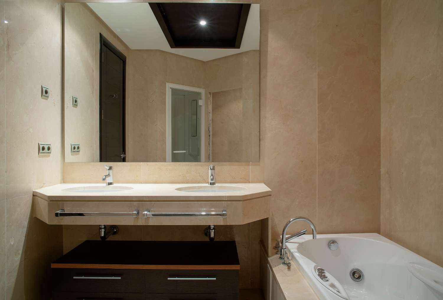 Access to the beach, large apartment of 224 m2 built, 2 garages and 2 storage rooms. Absorbing views!