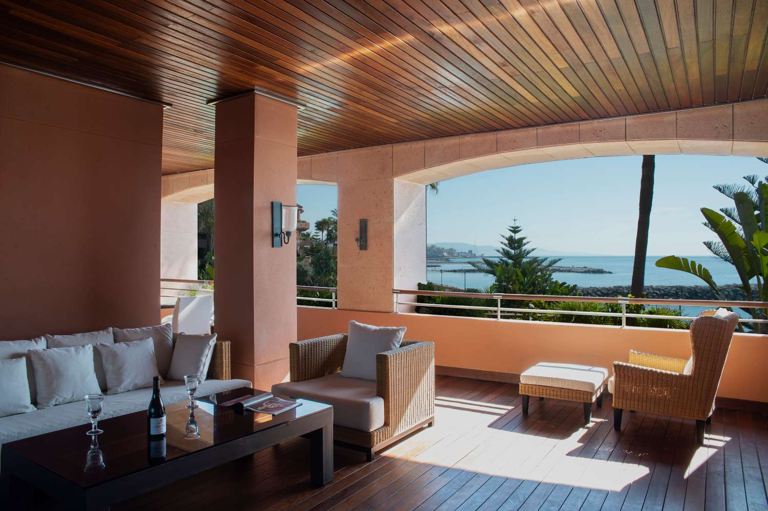 Access to the beach, large apartment of 224 m2 built, 2 garages and 2 storage rooms. Absorbing views!