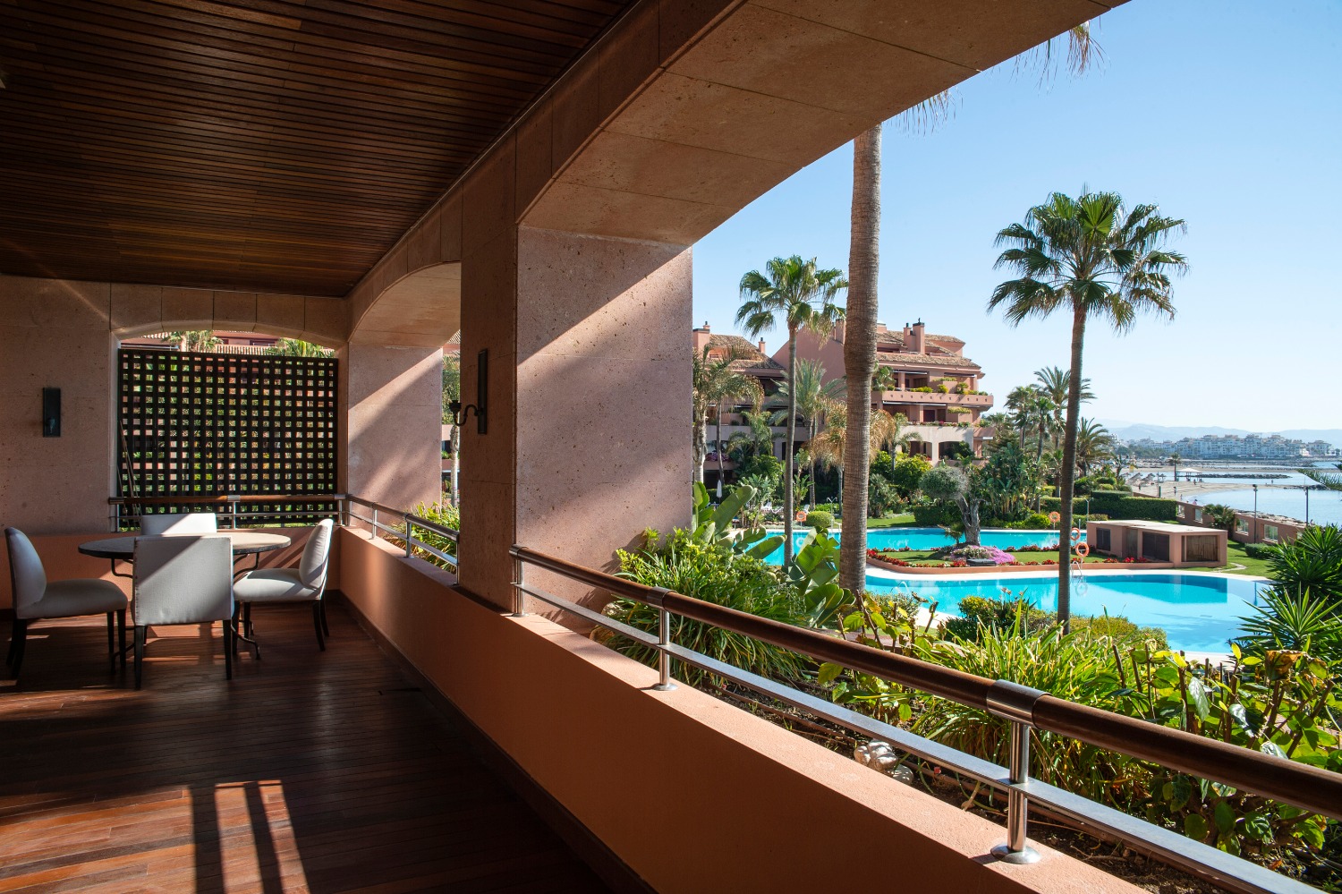 Access to the beach, large apartment of 224 m2 built, 2 garages and 2 storage rooms. Absorbing views!