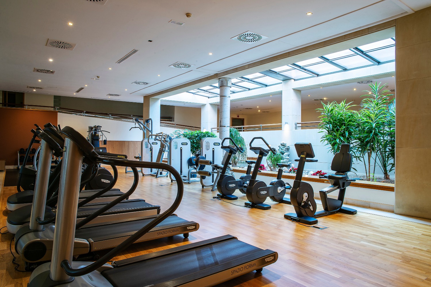 Access to the beach, large apartment of 224 m2 built, 2 garages and 2 storage rooms. Absorbing views!