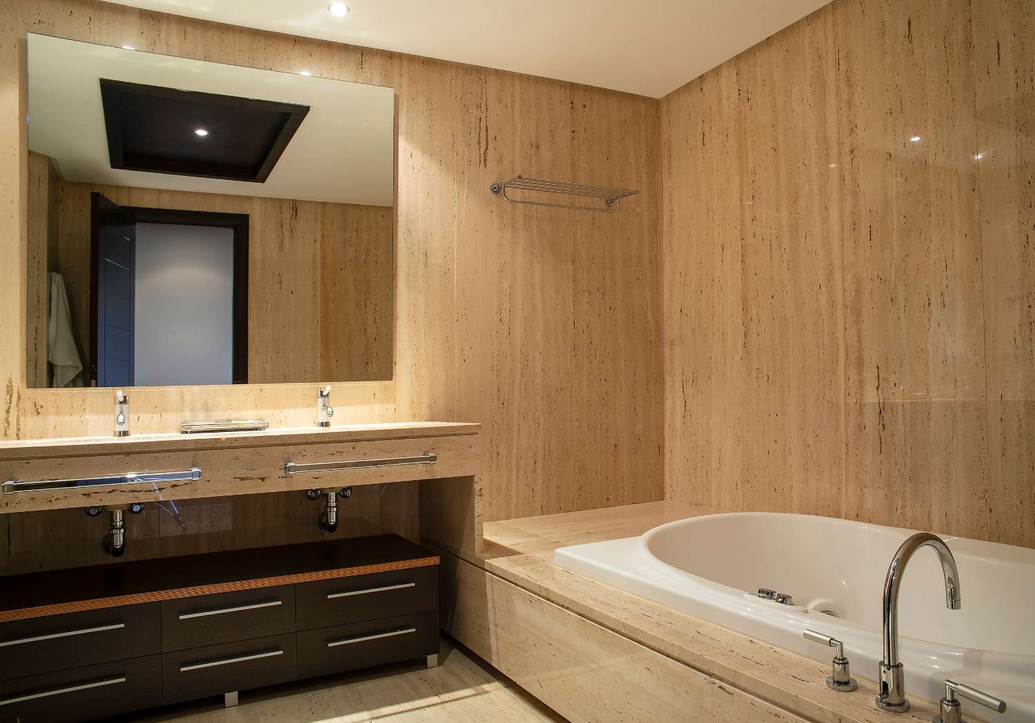 Access to the beach, large apartment of 224 m2 built, 2 garages and 2 storage rooms. Absorbing views!